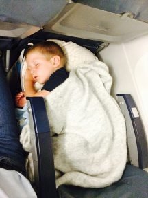 mala cama viagem avião bebe